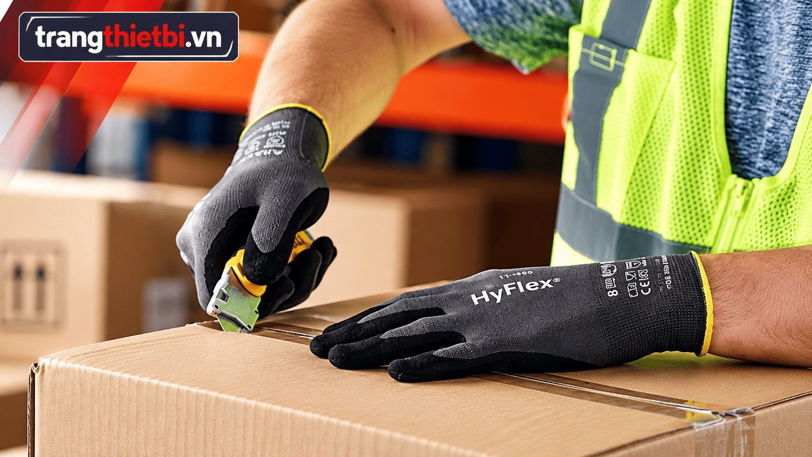Hình ảnh thực tế công nhân đeo găng tay bảo hộ Ansell HyFlex thao tác cắt mở thùng carton an toàn tại kho hàng