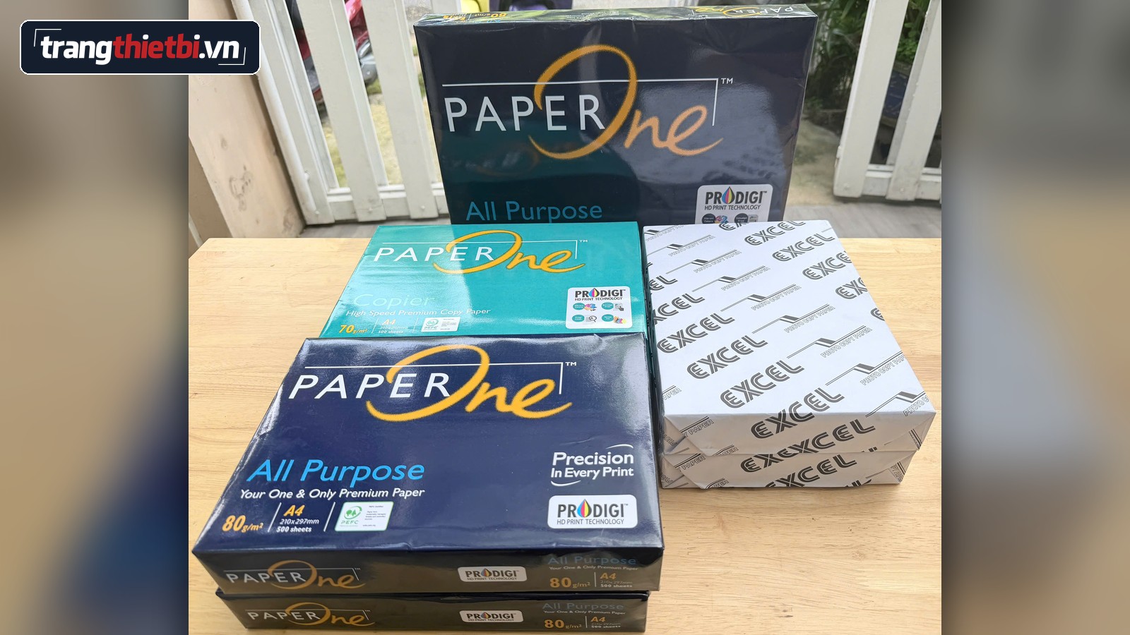 Sản phẩm giấy in văn phòng PaperOne và Excel đặt trên bàn làm việc sẵn sàng cung cấp cho doanh nghiệp