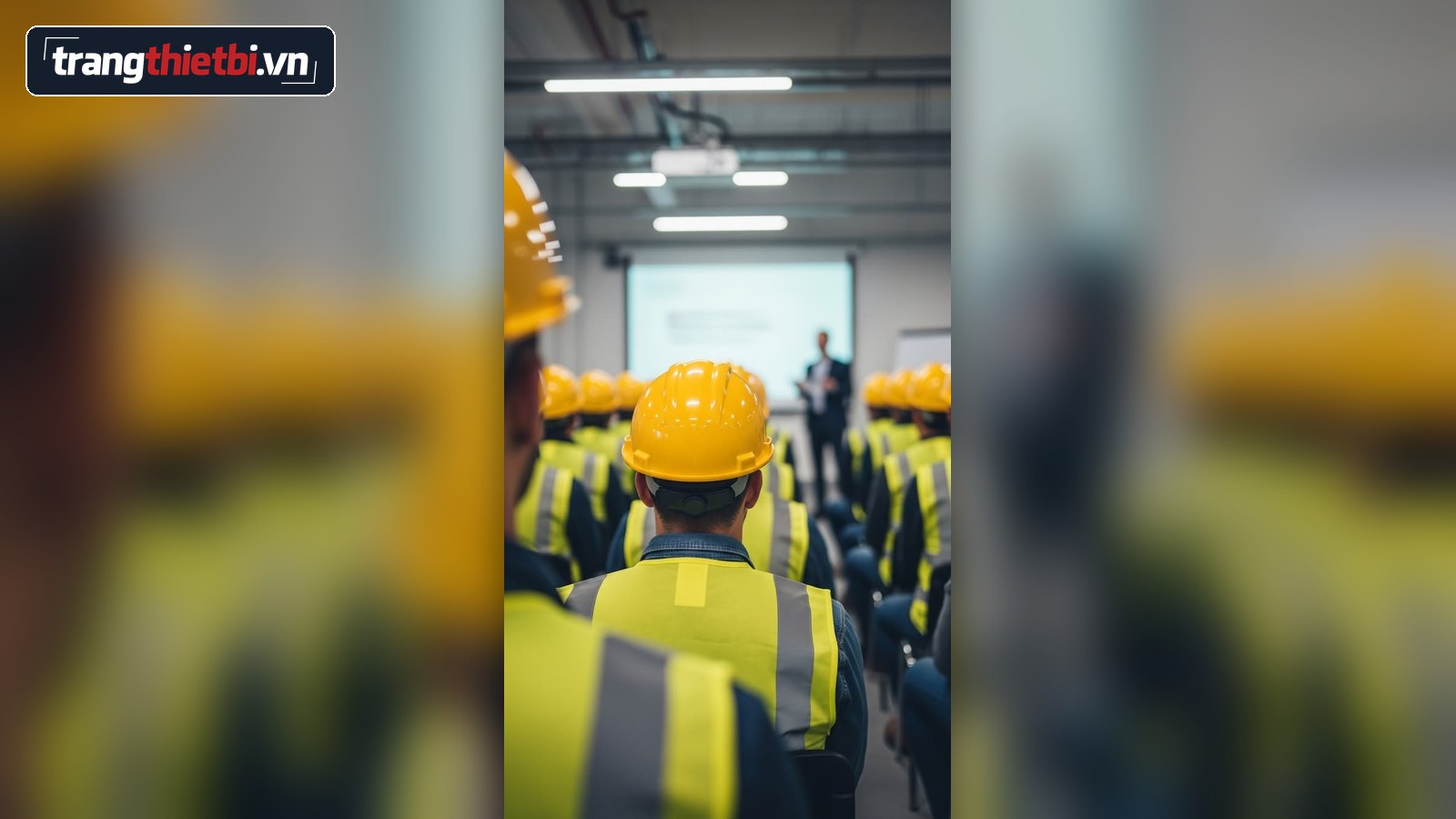 Buổi huấn luyện an toàn vệ sinh lao động cho công nhân trang bị nón bảo hộ và áo phản quang