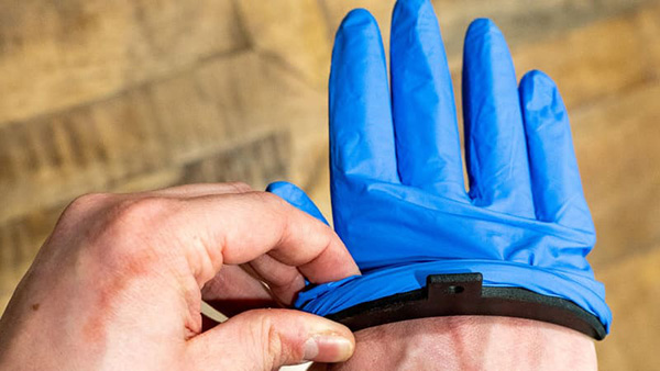 Quy trình kiểm tra chất lượng găng tay cách điện trước khi sử dụng