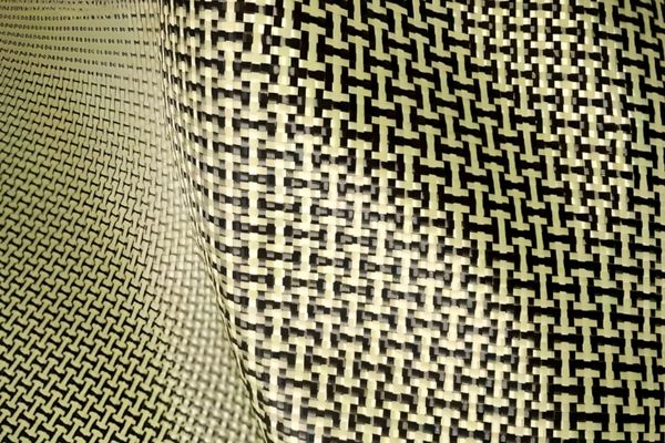 Vải Kevlar bền kéo gấp 5 - 8 lần thép, chịu nhiệt đến 450°C, kháng cắt và xé tuyệt vời