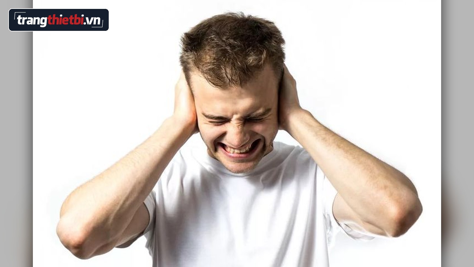 Hình ảnh minh họa người lao động bịt tai vì tiếng ồn lớn, liên quan đến các giải pháp thiết bị bảo vệ thính giác và chống ồn trong công nghiệp
