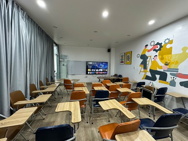 khung cảm ứng cho tivi GAOKEview tại trung tâm ngoại ngữ