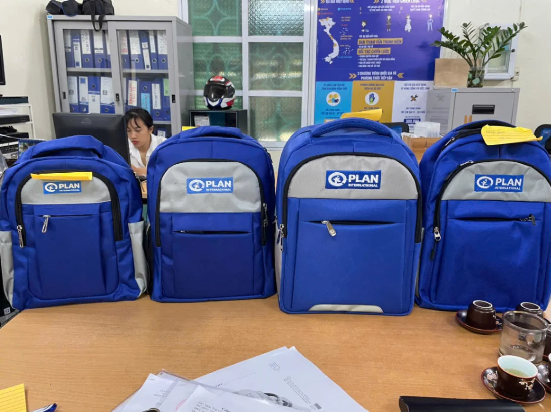 Công đoạn in lụa logo đoàn từ thiện lấy ngay lên balo học sinh cấp tốc tại VietBags