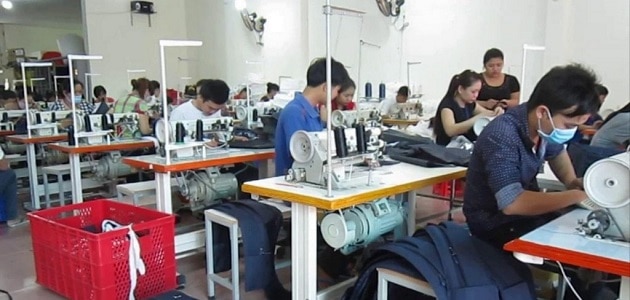 Xưởng may balo tại HCM với đội ngũ công nhân lành nghề đang may tại xưởng.