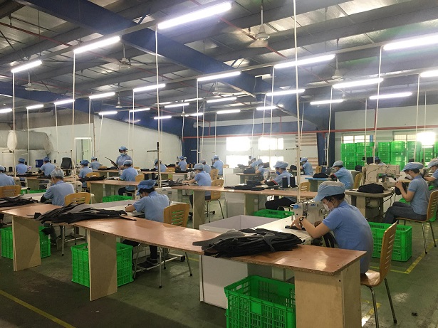 Toàn cảnh quy trình sản xuất dây chuyền khép kín tại xưởng may balo tại Bình Dương.