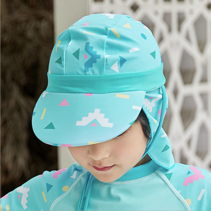 Nón bơi chống nắng cho bé đi biển