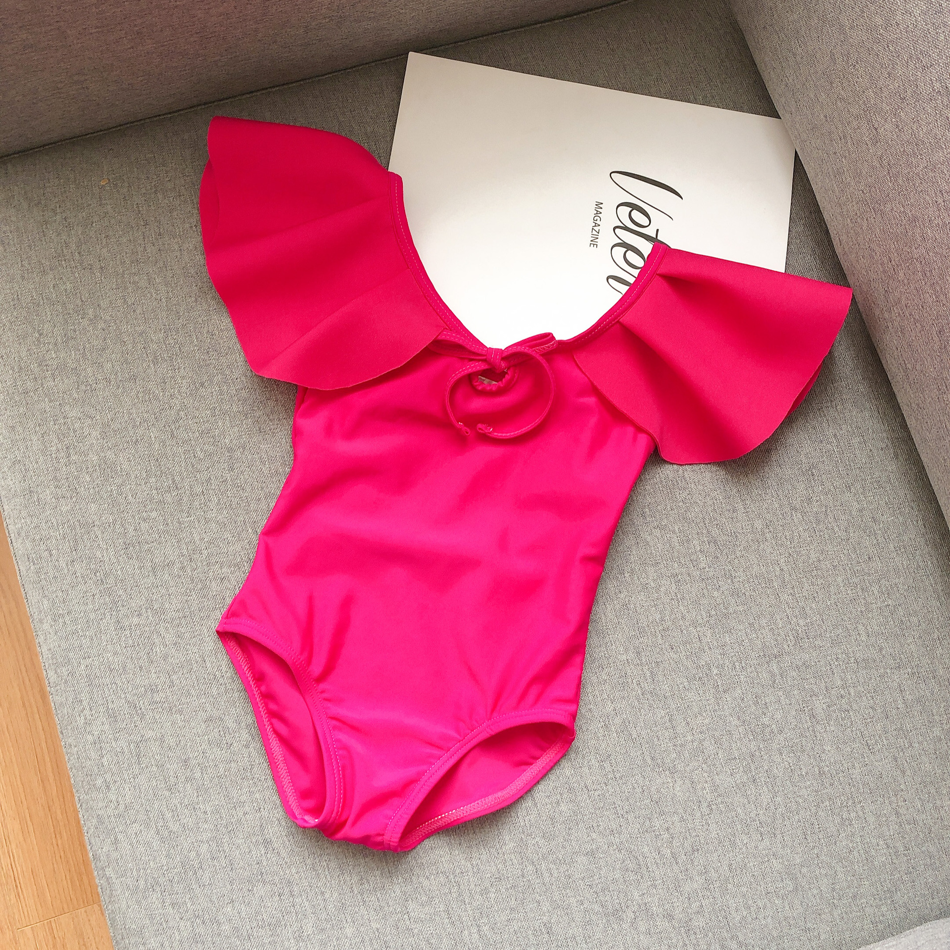 Bikini liền thân bé gái bèo cổ hoa hồng hở lưng (tặng kèm nón)