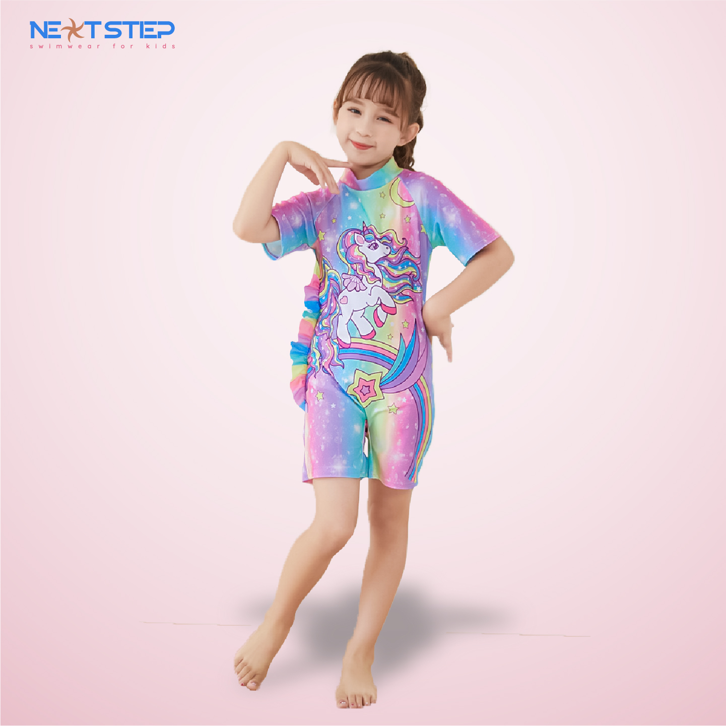 Đồ bơi bé gái liền thân tay ngắn bao gồm nón bơi họa tiết kỳ lân