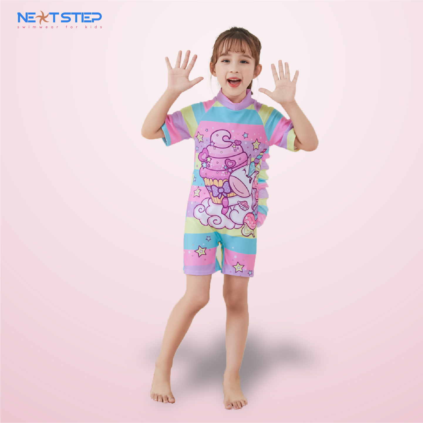 Đồ bơi bé gái liền thân tay ngắn bao gồm nón bơi họa tiết kỳ lân