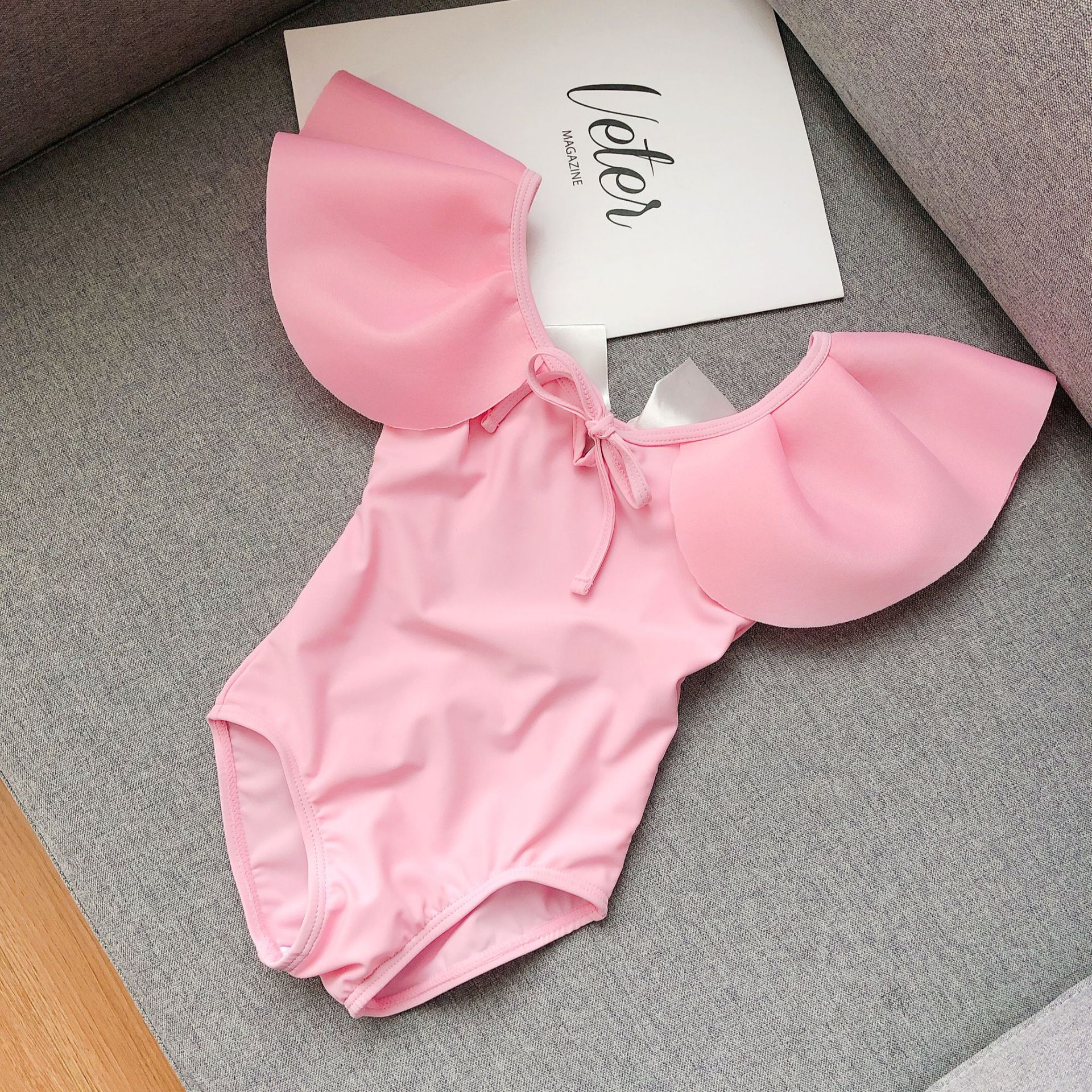 Bikini liền thân bé gái bèo cổ hoa hồng hở lưng (tặng kèm nón)