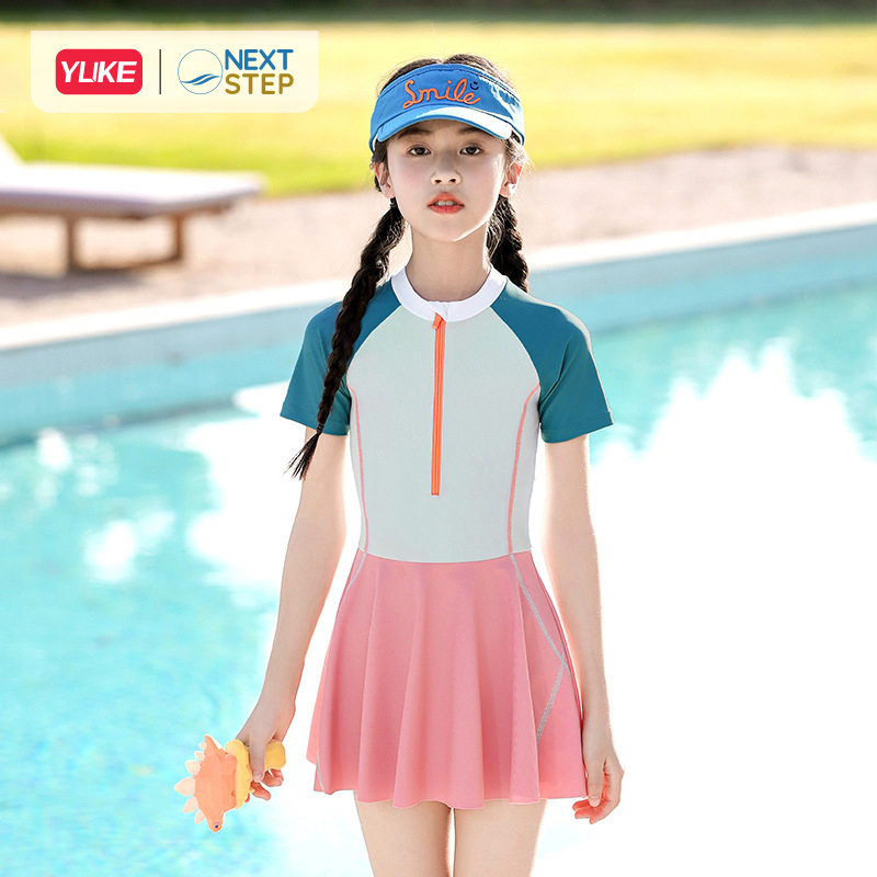 Đồ bơi bé gái, liền than tay ngắn hiệu YUKE phối váy, chất vải co giãn size cho bé từ 13-35kg.