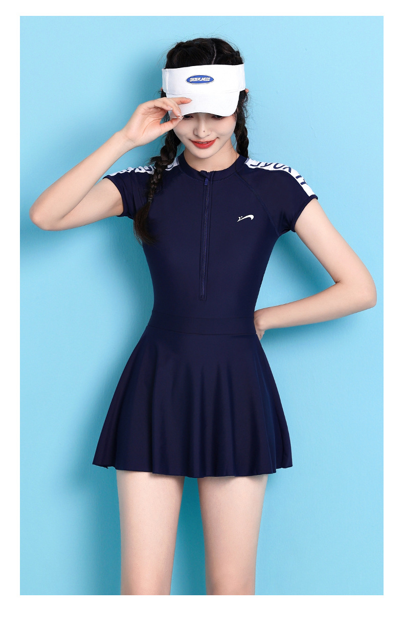 Đồ bơi nữ liền váy tay ngắn Yuke màu đen basic, phối chữ vai cá tính, khóa kéo trước tiện lợi