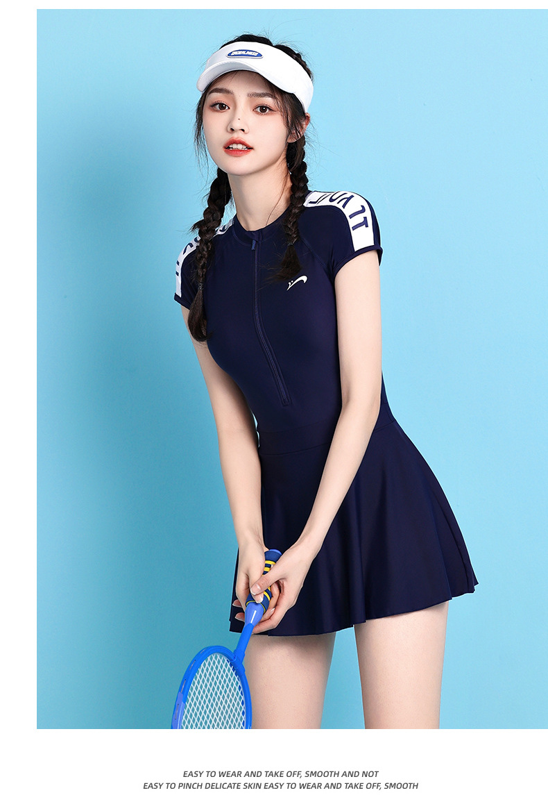 Đồ bơi nữ liền váy tay ngắn Yuke màu đen basic, phối chữ vai cá tính, khóa kéo trước tiện lợi