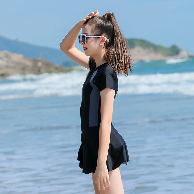 Đồ bơi bé gái váy đen phối xám 24-48kg quần đùi phía trong 2206