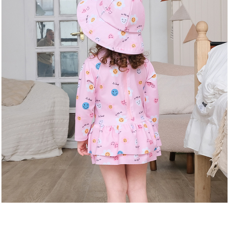 Bộ đồ bơi bé gái liền thân tay dài màu hồng, họa tiết hoa mặt cười