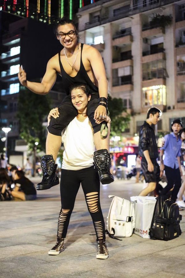 soc-voi-co-gai-hon-40kg-nang-ban-trai-80kg-nhe-tua-long-hong