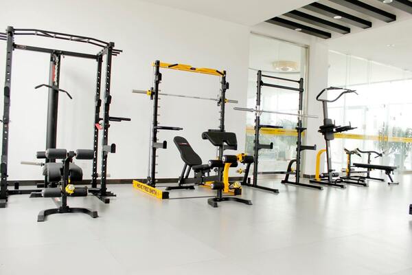 cac-thiet-bi-trong-phong-gym-nhat-dinh-phai-co-khi-mo-trung-tam