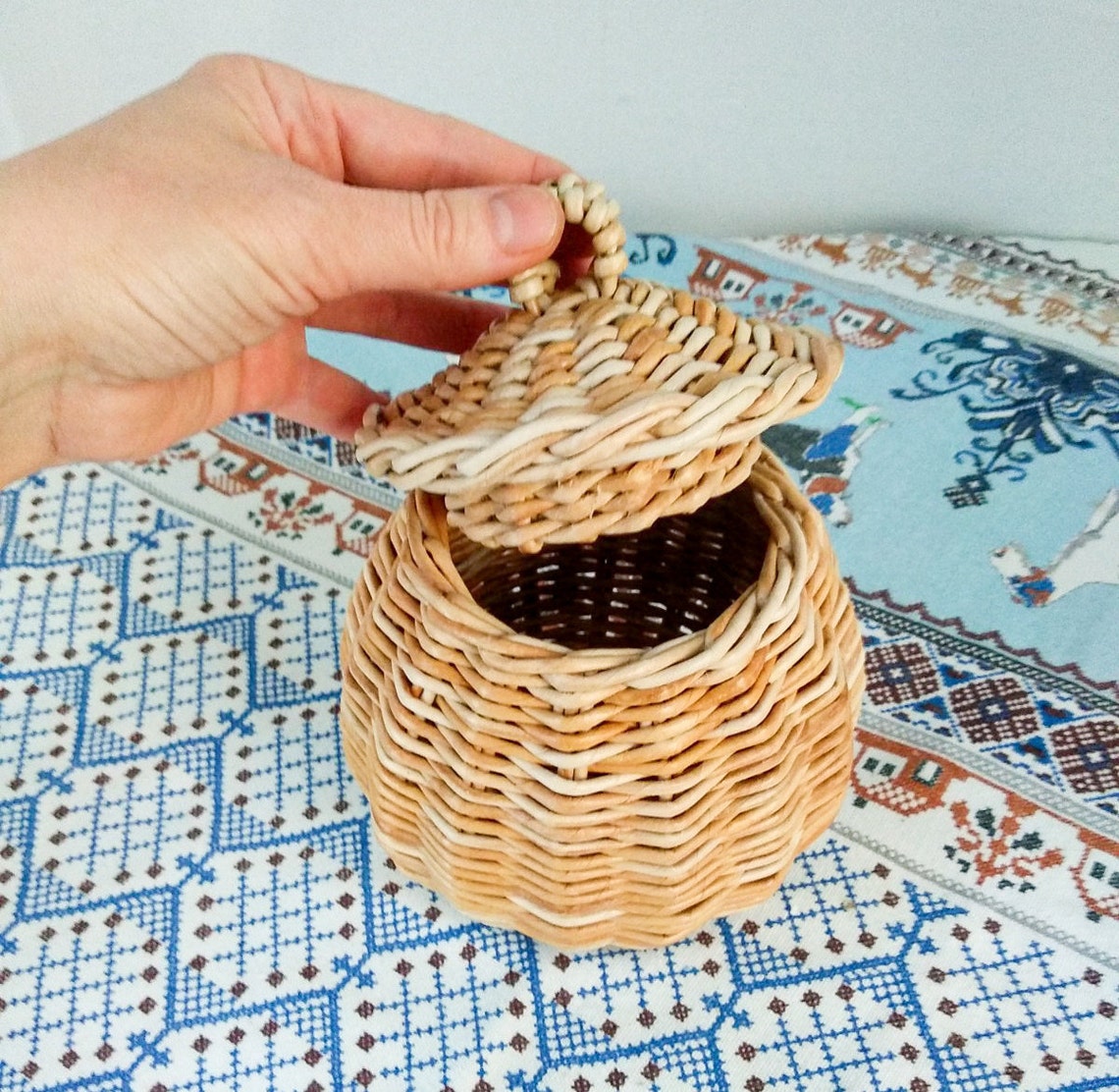 Rattan basket for onions potatoe and garlic 18