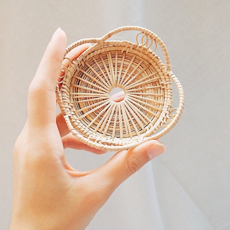 A set of 4 Round Flowers Hand Woven Rattan Placemat for Home Decor with Heat Resistant made in Vietnam