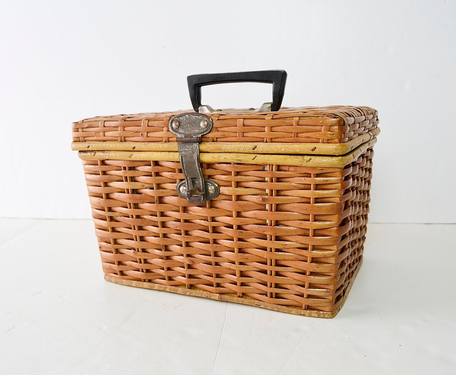 Must have Wicker Basket Bottle Suitcase Storage Picnic Beach Camping Basket