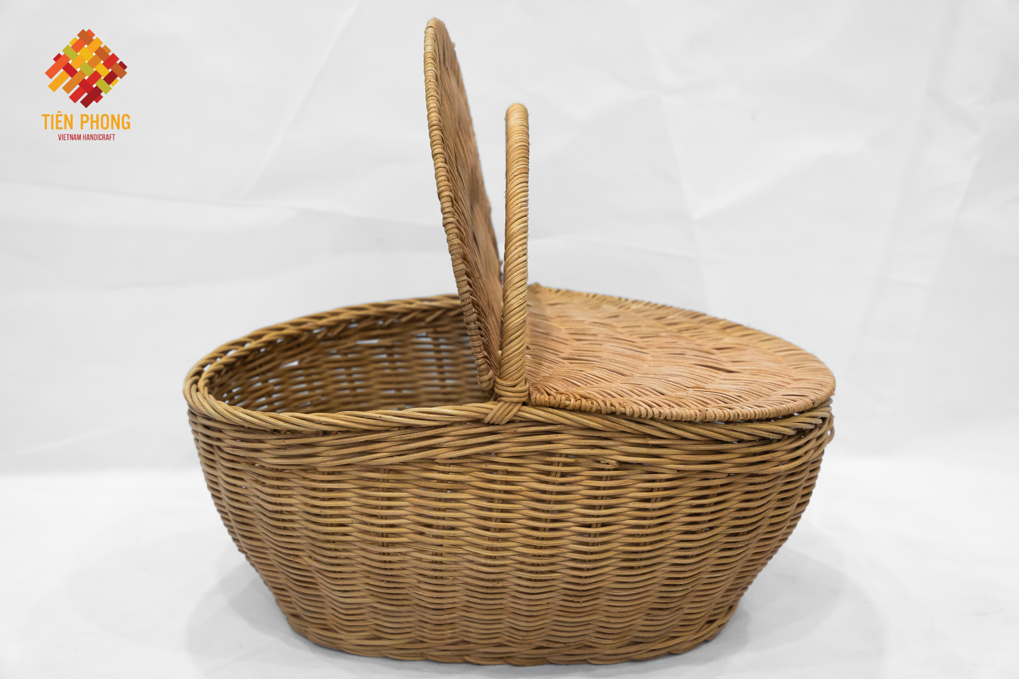 vintage rattan basket for picnic