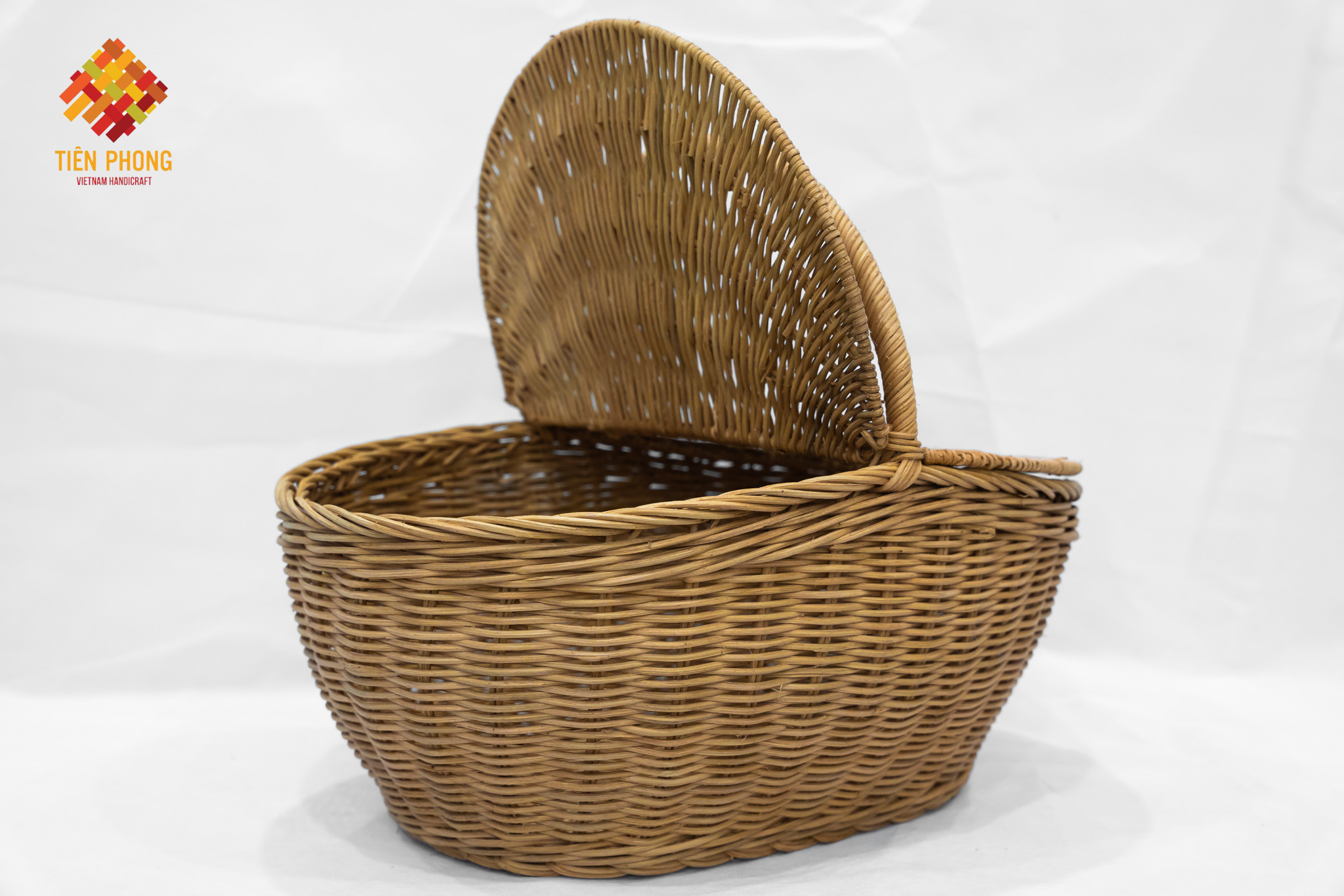 vintage rattan basket for picnic