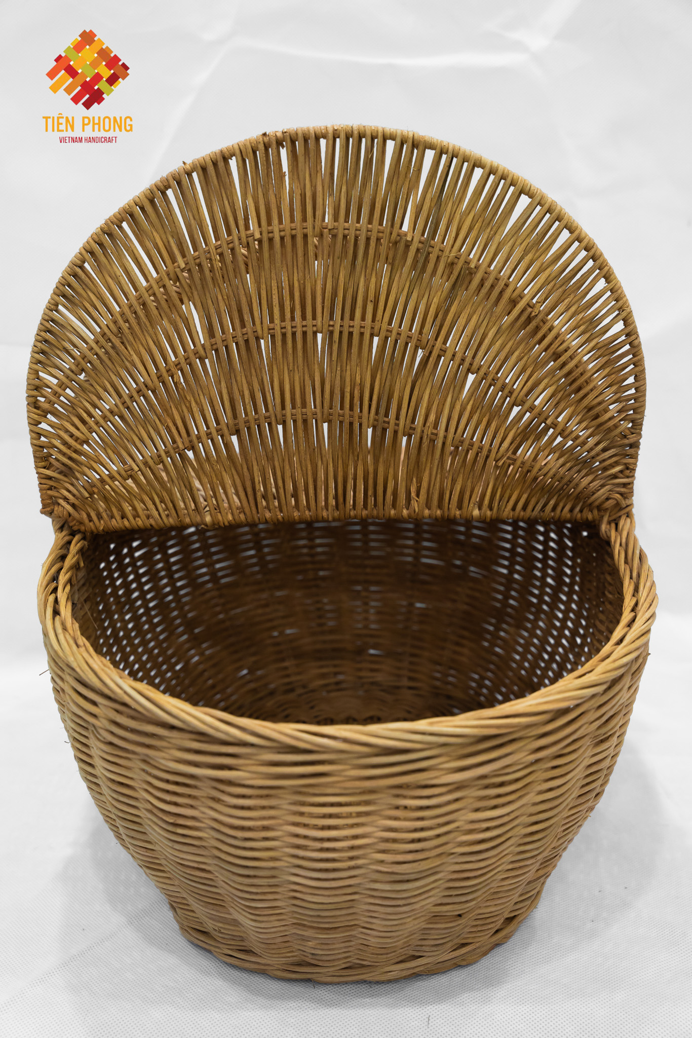 vintage rattan basket for picnic