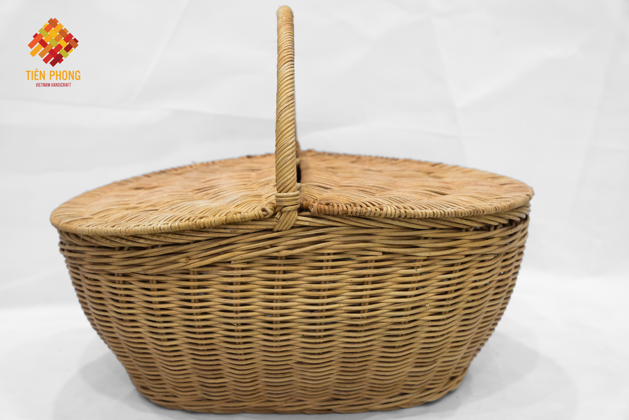 vintage rattan basket for picnic