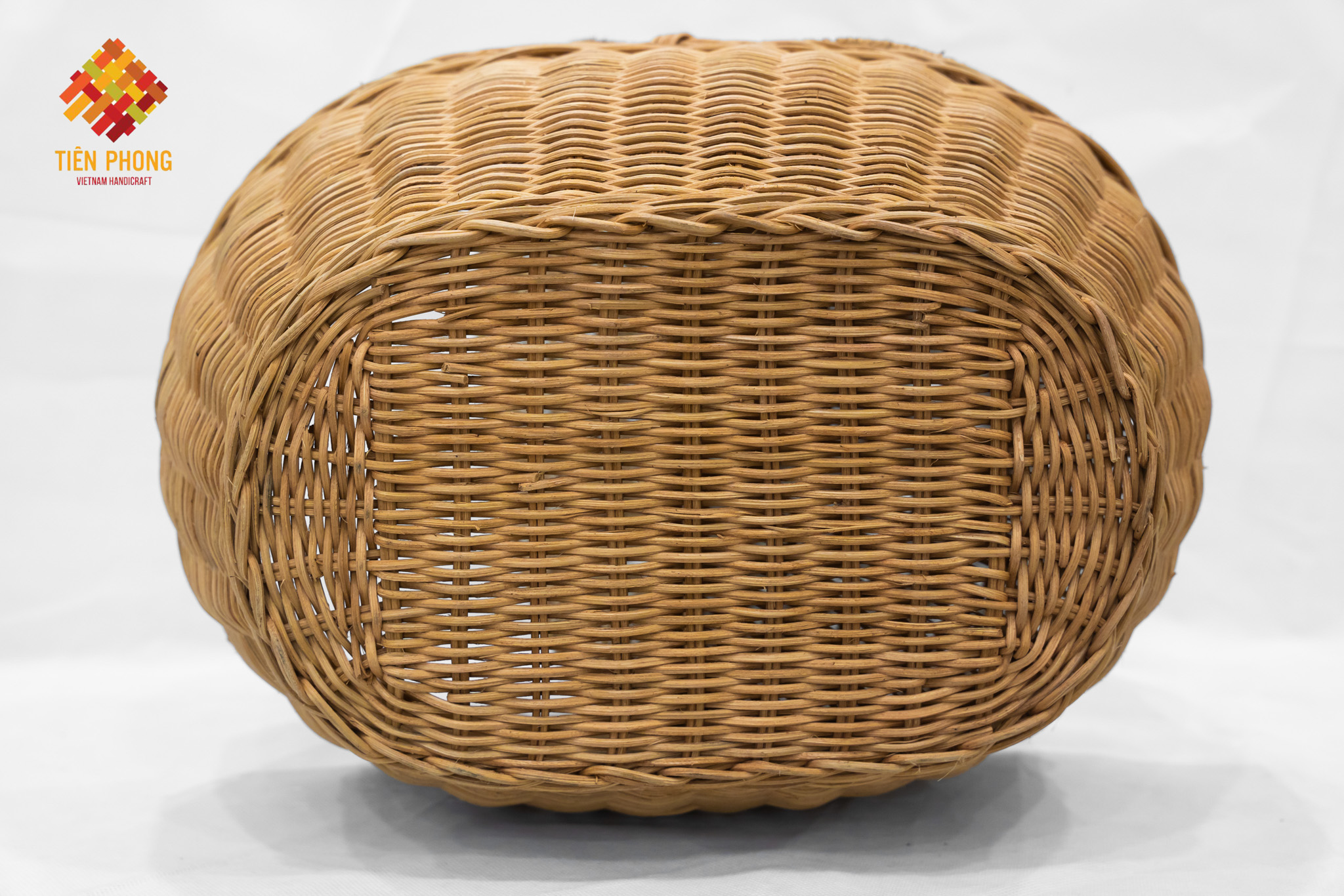 vintage rattan basket for picnic