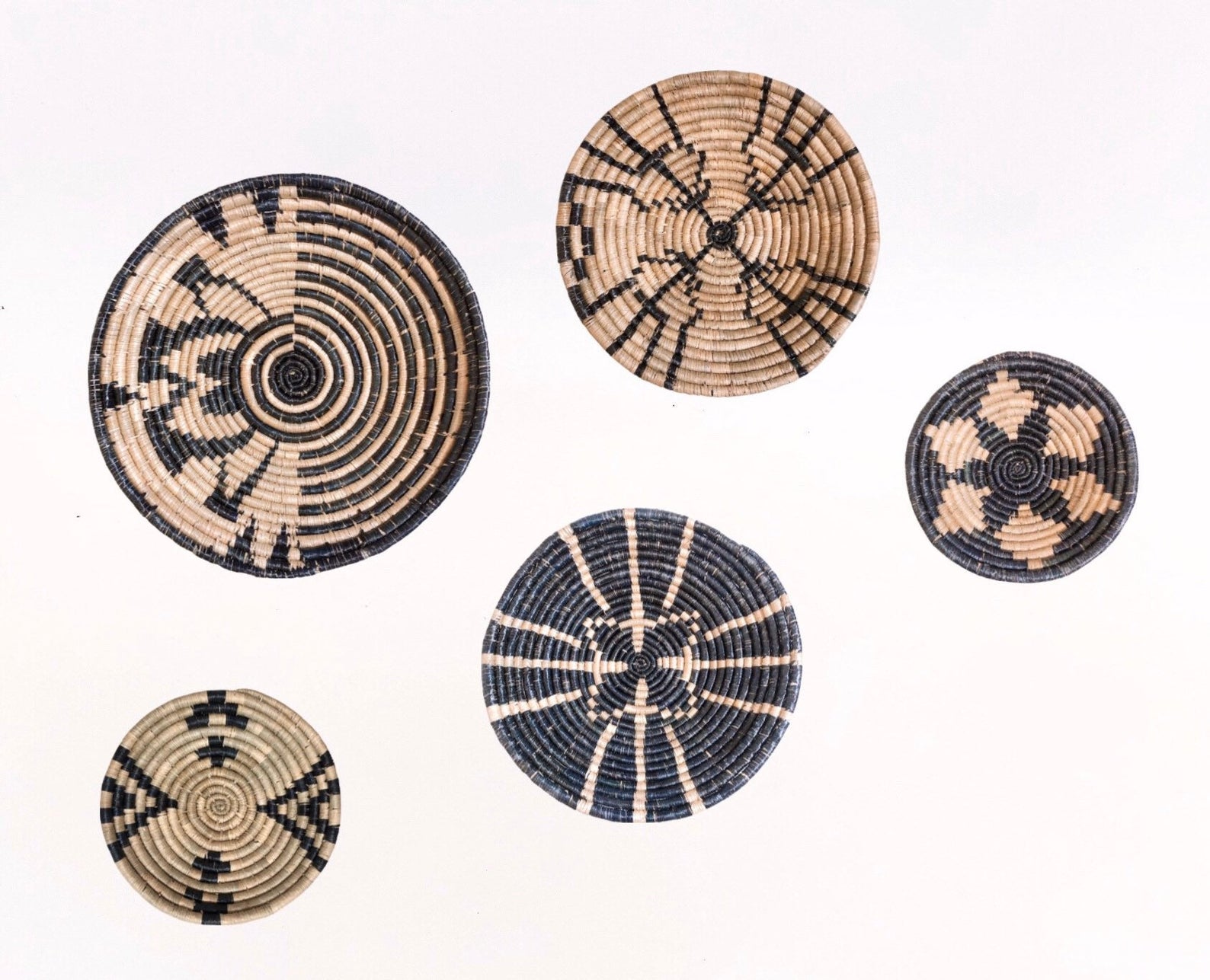 Best Seller High Quality Boho Style Set of 5 Coiled Seagrass Wall Hanging Baskets for Wall Decorations