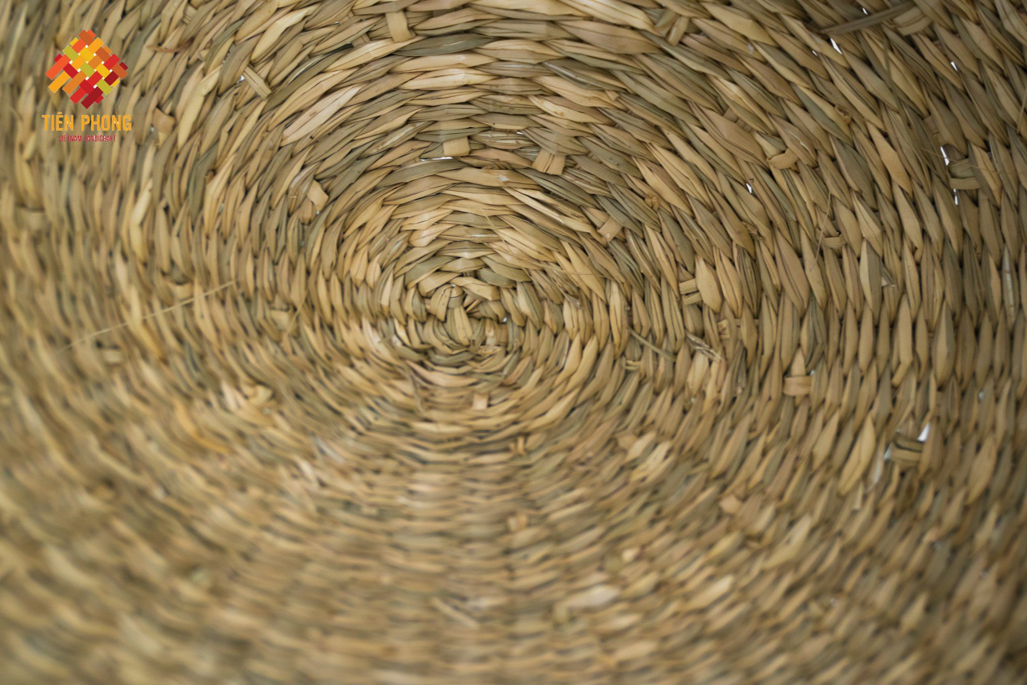 Seagrass storage basket with hand