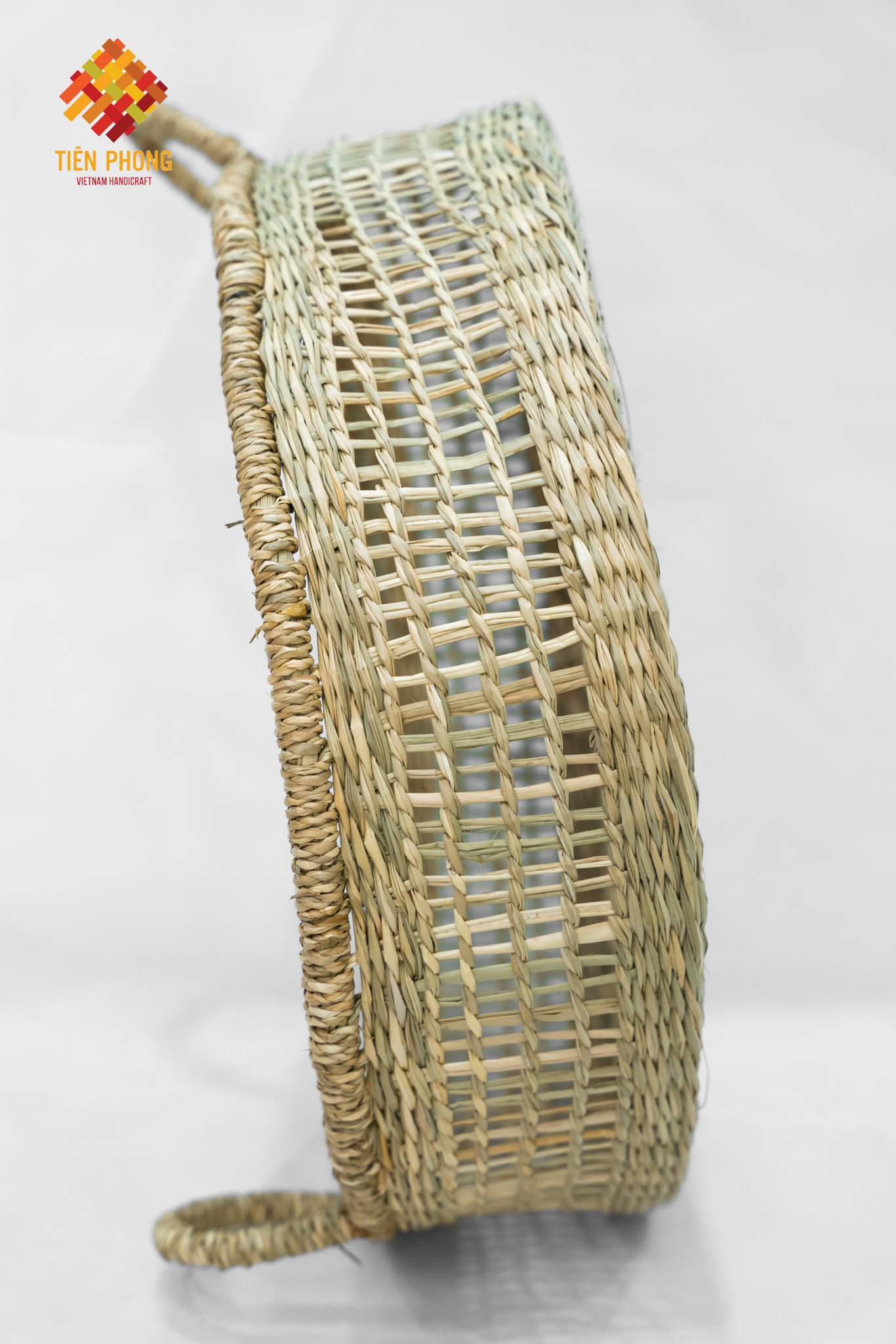 Seagrass storage basket with hand