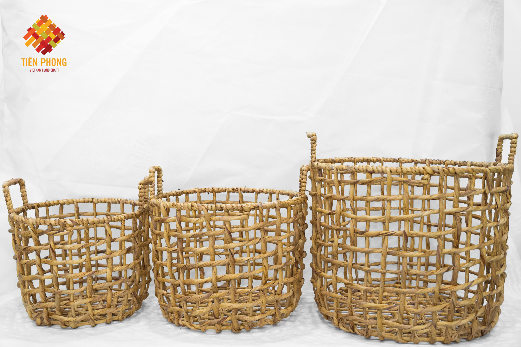 Beautiful water hyacinth storage baskets with handle made in Vietnam