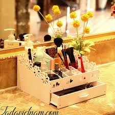 Bài trí bàn trang điểm gọn gàng với khay đựng mỹ phẩm giá rẻ
