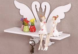 Sử dụng kệ treo tường bằng nhựa trang trí cho tổ ấm