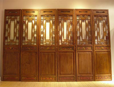 Bức bình phong bằng gỗ tự nhiên- giải pháp phân vùng không gian lớn tiện lợi