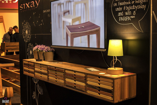 Nhà đẹp với mẫu kệ gỗ nổi ấn tượng