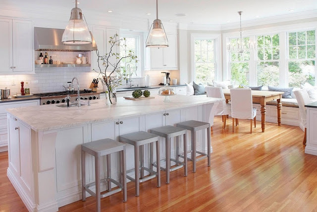 Nhà bếp gọn gàng, mới mẻ với kệ gỗ treo tường