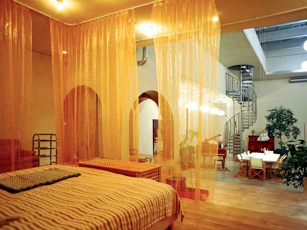 Mẫu vách  ngăn phòng khách và phòng ngủ từ rèm vải đơn giản, nhẹ nhàng