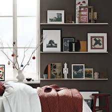 Kệ gỗ treo tường phòng khách và sự kết hợp ấn tượng