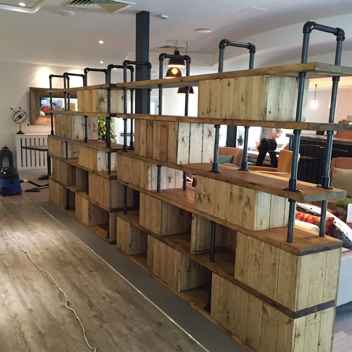 Phá cách không gian với kệ gỗ trang trí đẹp