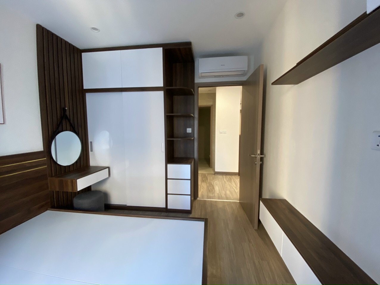 Hoàn thiện combo nội thất Mã 333 vân gỗ óc chó - cánh trắng, đi dây LED hiện đại