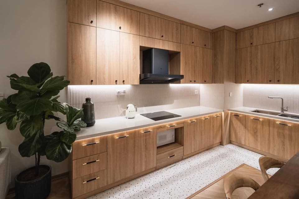 Tủ bếp gỗ công nghiệp chữ L kịch trần - sự lựa chọn hoàn hảo cho phòng