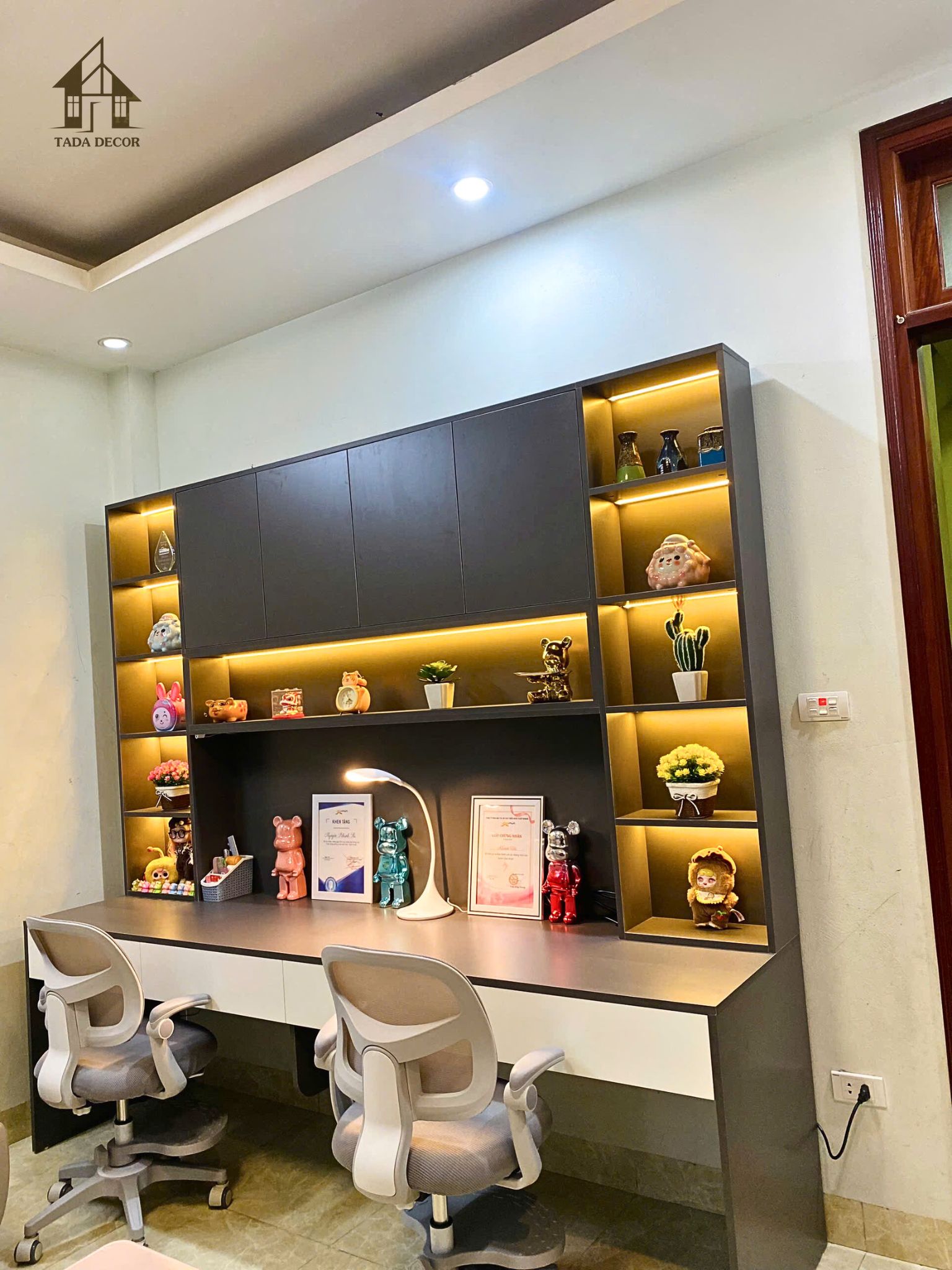 Bàn học đôi TADA Việt Nam TDBH34 thiết kế hiện đại, có kệ trang trí và đèn LED ấm áp, phù hợp cho hai bé học sinh tại nhà.