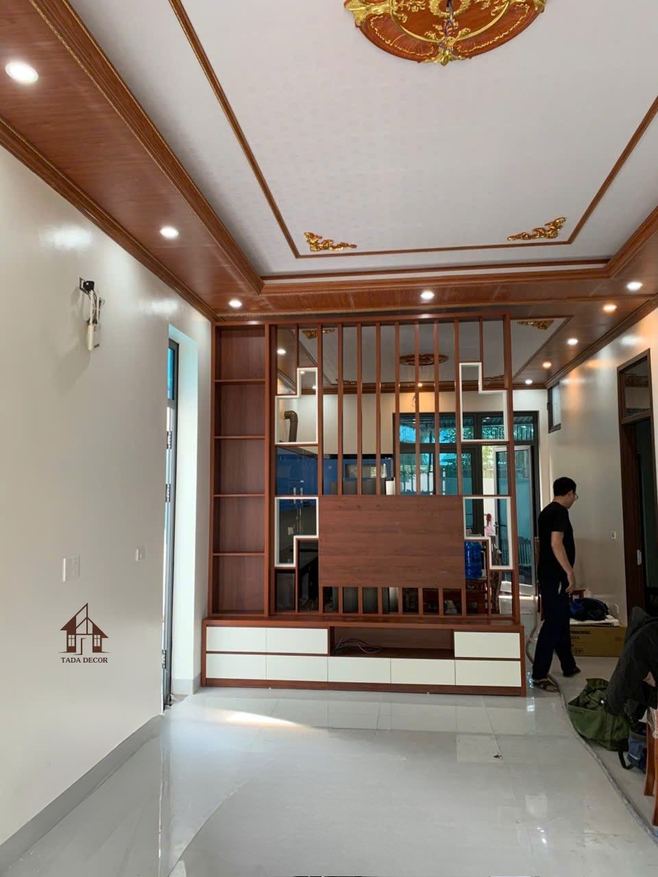 Công trình vách ngăn phòng khách gỗ MDF kết hợp kệ tivi