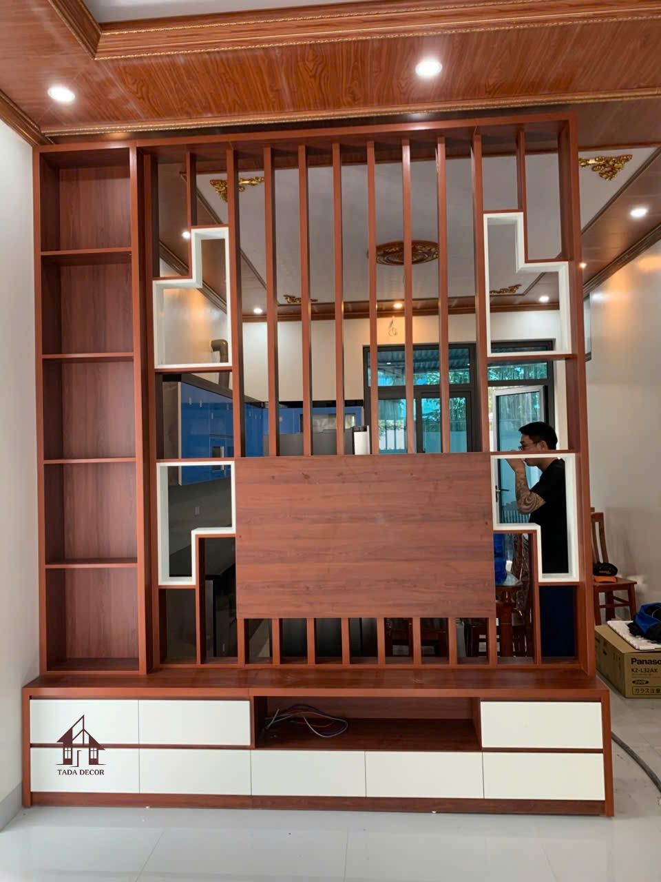 Thiết kế vách ngăn phòng khách đẹp với nan gỗ dọc