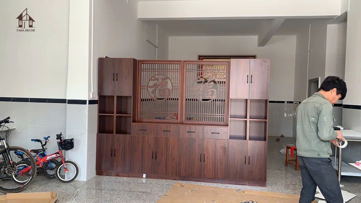 Tủ đa năng phối vách CNC phong thủy TDN0914 trong không gian phòng khách hiện đại tại Hà Đông