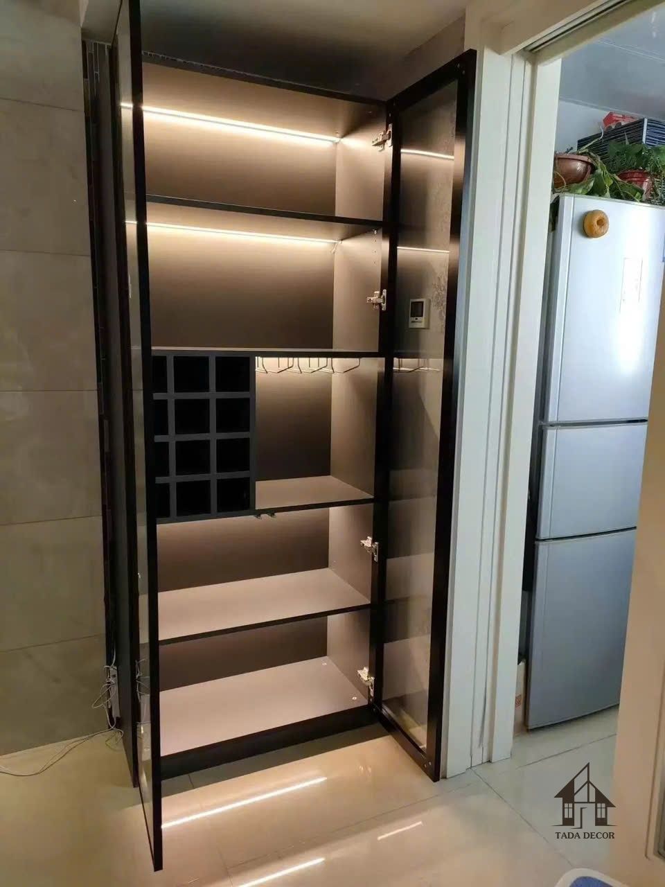 Mẫu tủ rượu đẹp hiện đại hoàn thiện thực tế tại nhà khách