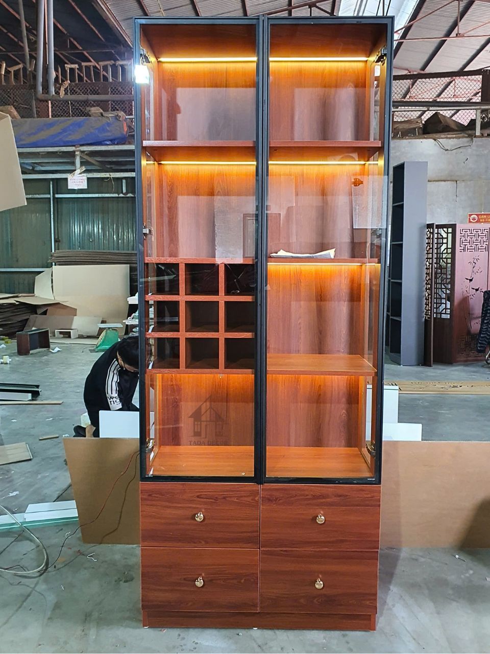 mẫu tủ rượu đẹp hiện đại cánh kính thi công thực tế cho khách